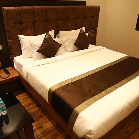 Hotel Emperio Grand Лакхнау Экстерьер фото