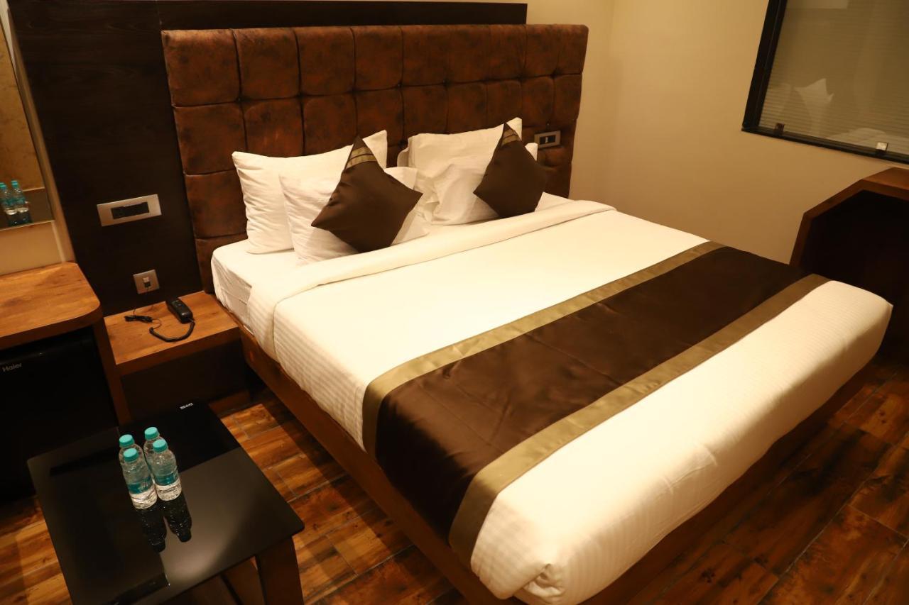 Hotel Emperio Grand Лакхнау Экстерьер фото