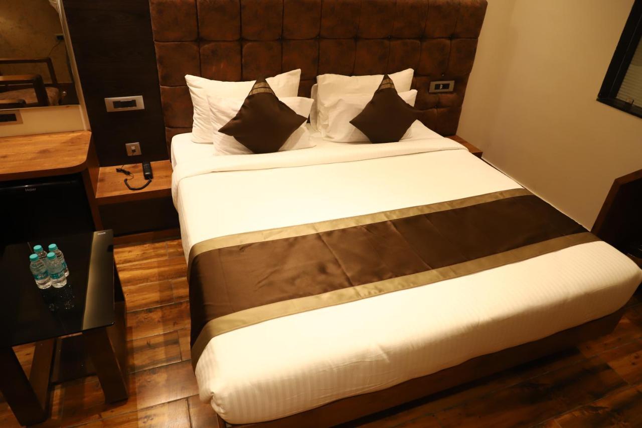 Hotel Emperio Grand Лакхнау Экстерьер фото